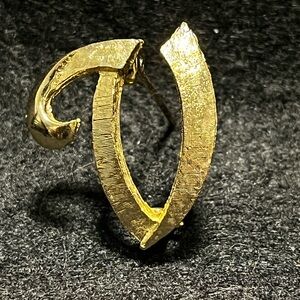 Vintage Gold Plated Cursive Letter
“V” Brooch Fashion - Rare Collectible